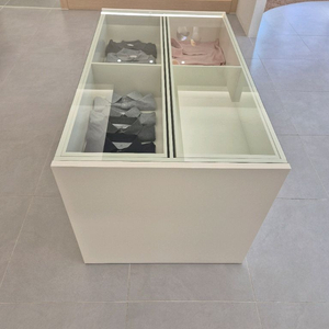 화이트 유리 장식장