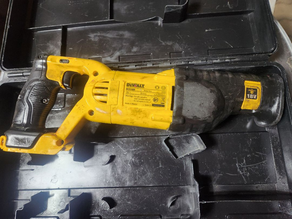 디월트 18v 충전컷소 DCS380 팝니다 이미지