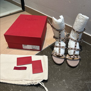 발렌티노 락스터드 샌들 36(비브람 밑창 댐)