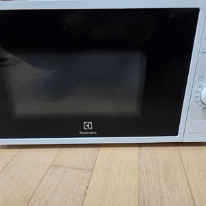 일렉트로룩스 전자레인지 EMG20K38GWP 모델 판매합니다.