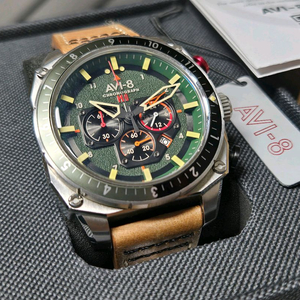 AVI-8 Hawker Hunter Atlas Dual Time Chronograph 녹판 시계 이미지