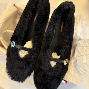 페라가모 Noella Fur 시어링 발레 플랫슈즈