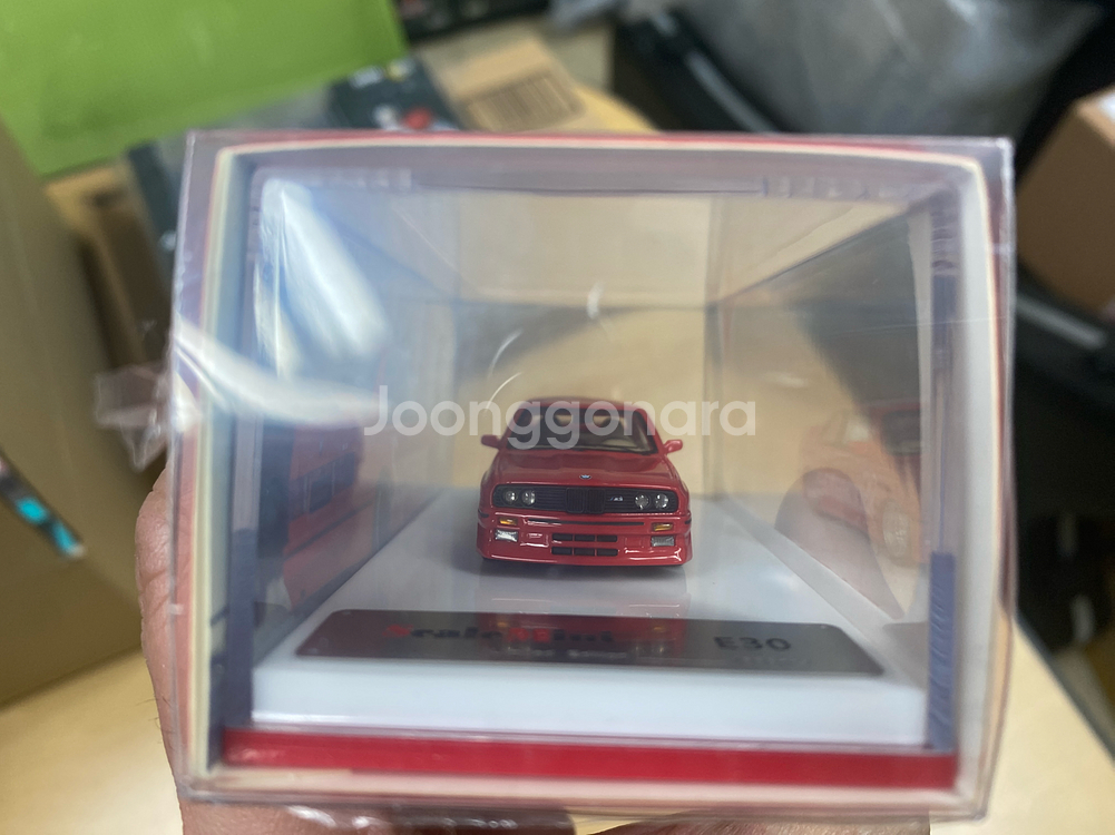 스케일미니 666개 한정 BMW M3(E30) 슈프림 에디션 레진 차량 미개봉 팝니다--3