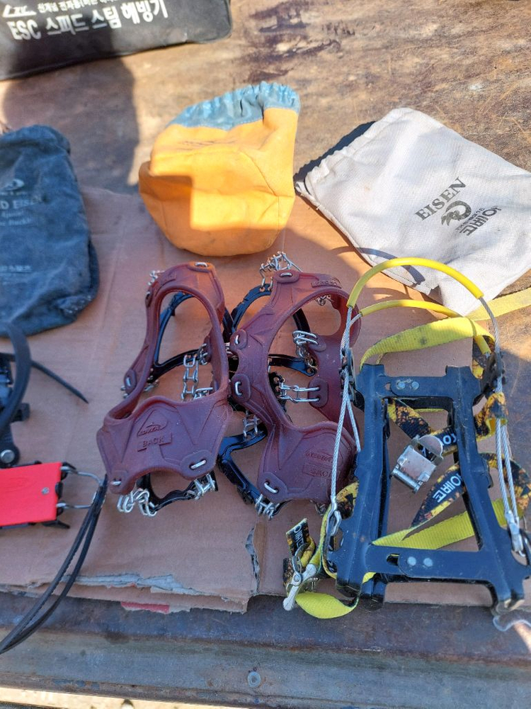 암벽등반용 장비 세트 아이젠--1