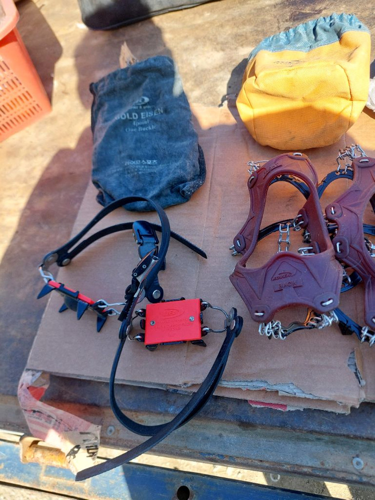 암벽등반용 장비 세트 아이젠--2