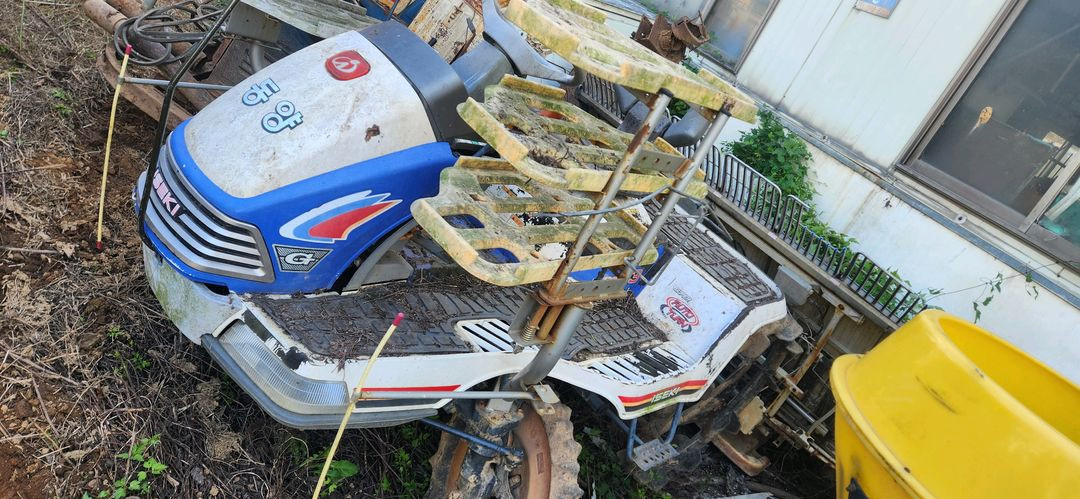 방치한 사륜 4WD 동양승용이앙기 PG63 작업기 운반차--3