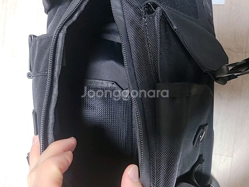 [ 상태최상_대용량 블랙메신져백 / 다용도힙색 / 등산가방 / 출퇴근가방 저렴히 판매 ]--4