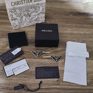 프라다 헤어핀 헤어밴드크로스백숄더백테수토호보백네오노에구찌루이비통디올호보백셀린느가방샤넬에르메스목걸이백팩보테가반지