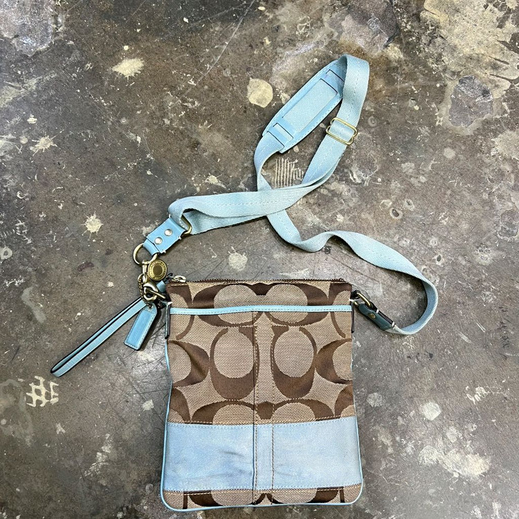 코치 시그니처 캔버스 크로스백 미니백 가방--1