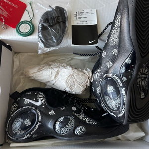 슈프림 나이키 콜라보 신발 이미지