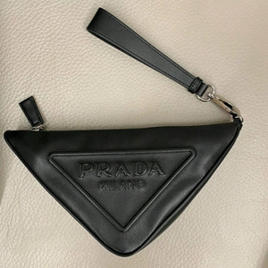 프라다 삼각로고 클러치백 새제품