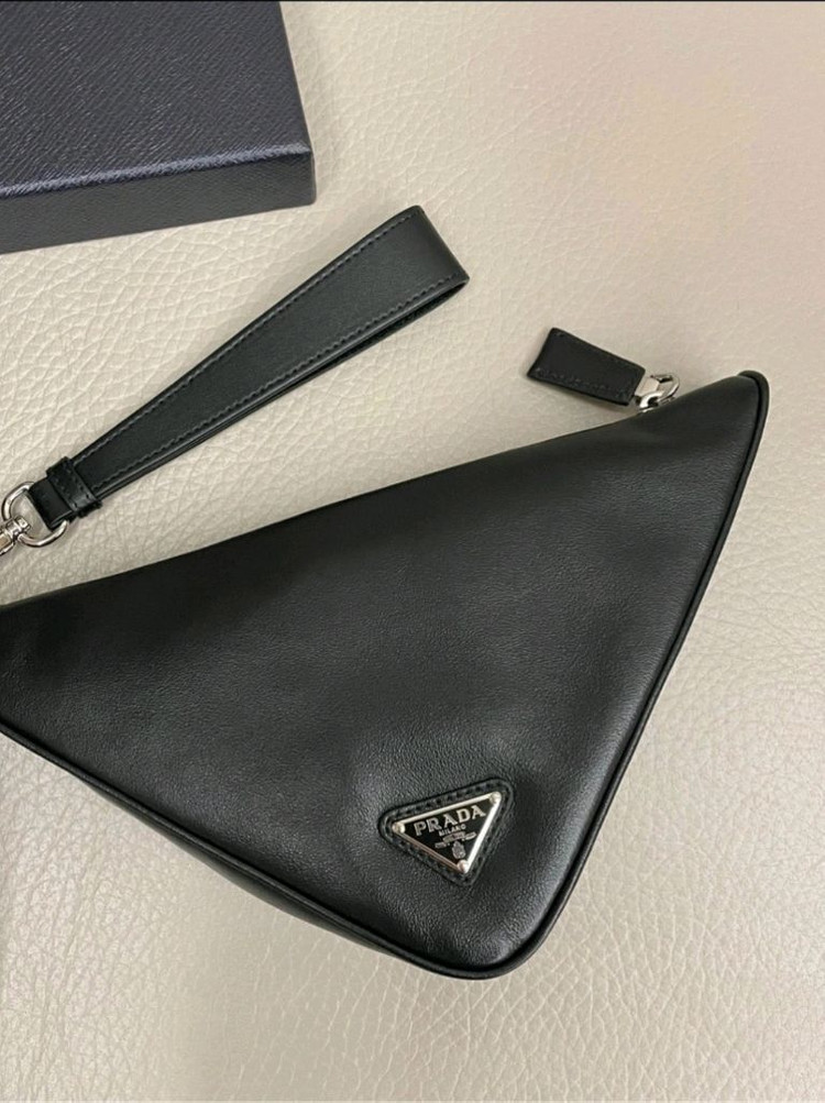 프라다 삼각로고 클러치백 새제품--1