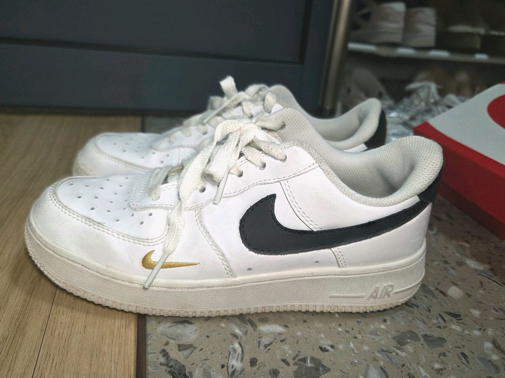 나이키 에어포스 1 로우 화이트/블랙/골드 판매합니다 이미지