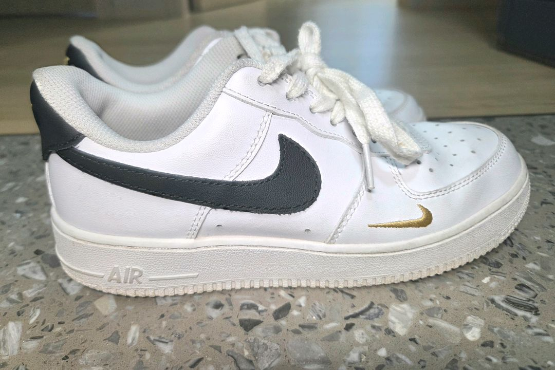 나이키 에어포스 1 로우 화이트/블랙/골드 판매합니다 이미지
