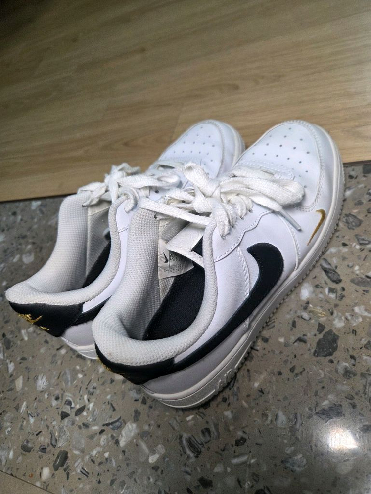 나이키 에어포스 1 로우 화이트/블랙/골드 판매합니다 이미지