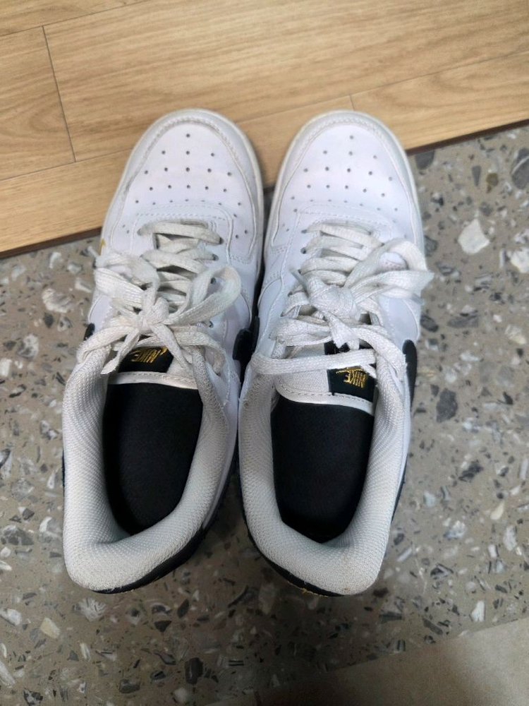 나이키 에어포스 1 로우 화이트/블랙/골드 판매합니다 이미지