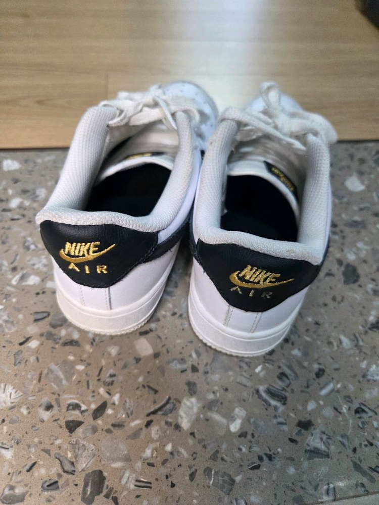 나이키 에어포스 1 로우 화이트/블랙/골드 판매합니다 이미지