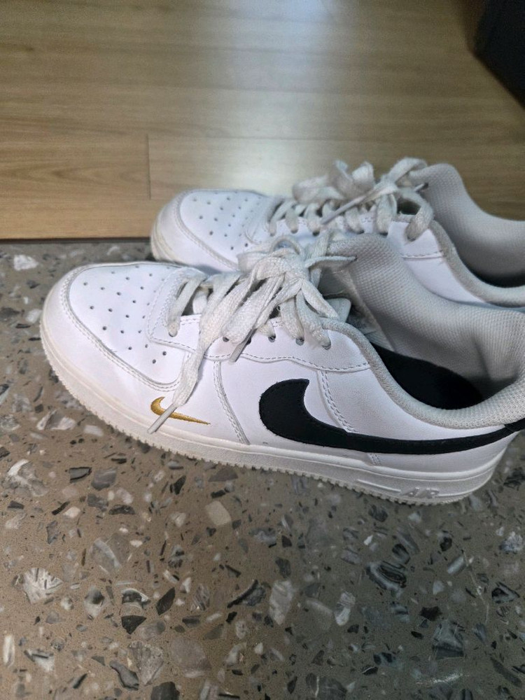 나이키 에어포스 1 로우 화이트/블랙/골드 판매합니다 이미지