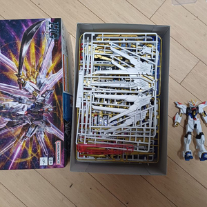 HG 마이티 스트라이크 프리덤 건담 조립중단품 판매합니다