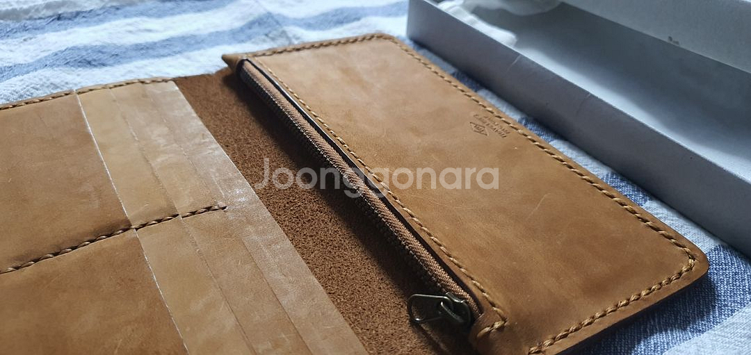 TF 트래블러스팩토리 가죽 지갑 롱 카멜--1