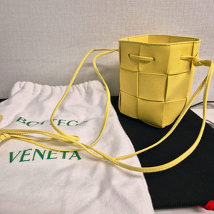 보테가베네타 카세트버킷백 열로우색상