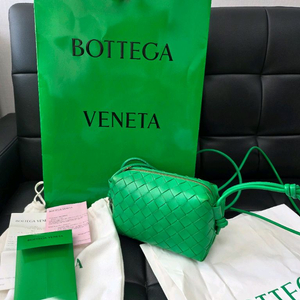 보테가베네타 미니 루프 카메라백 그린색상