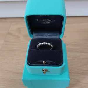 매장가660만)티파니 포에버 임브레이스 9p 하프서클 다이아 플래티늄 가드링 반지