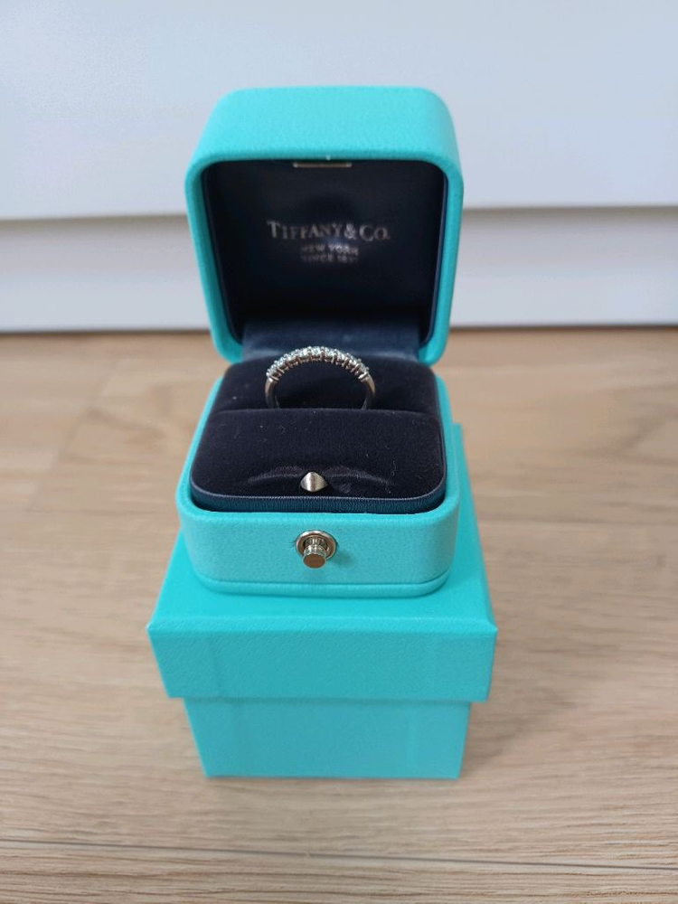 매장가665만)티파니 포에버 임브레이스 9p 하프서클 다이아 플래티늄 가드링 반지 이미지