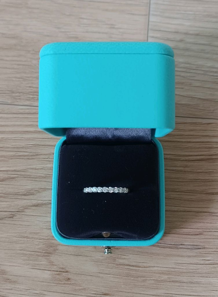 매장가665만)티파니 포에버 임브레이스 9p 하프서클 다이아 플래티늄 가드링 반지 이미지