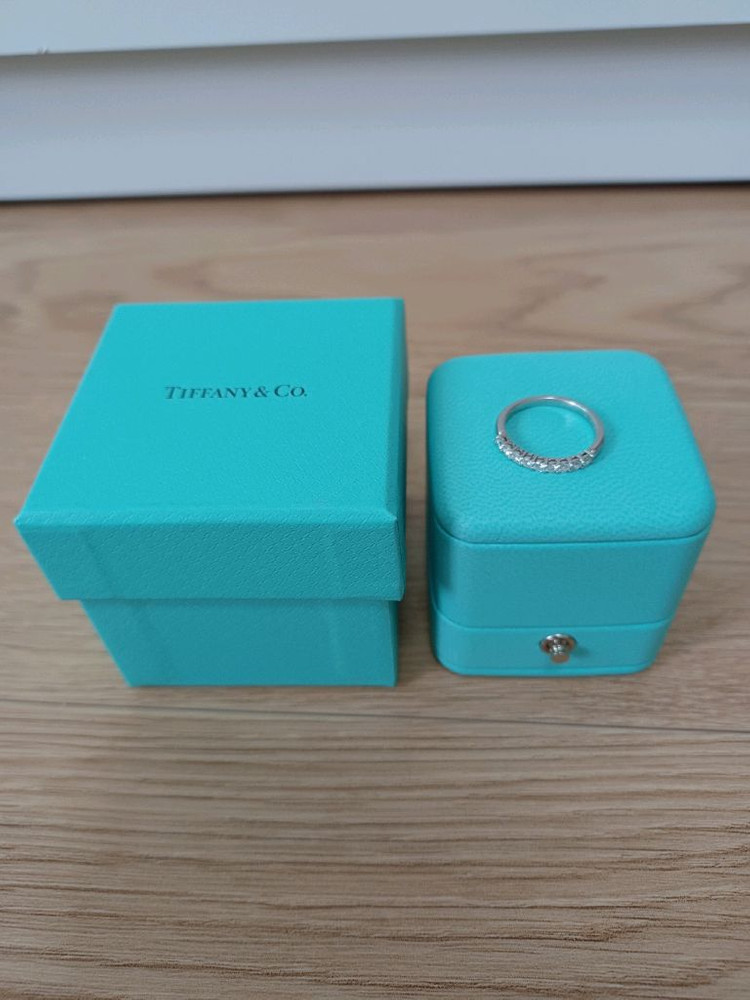 매장가665만)티파니 포에버 임브레이스 9p 하프서클 다이아 플래티늄 가드링 반지 이미지