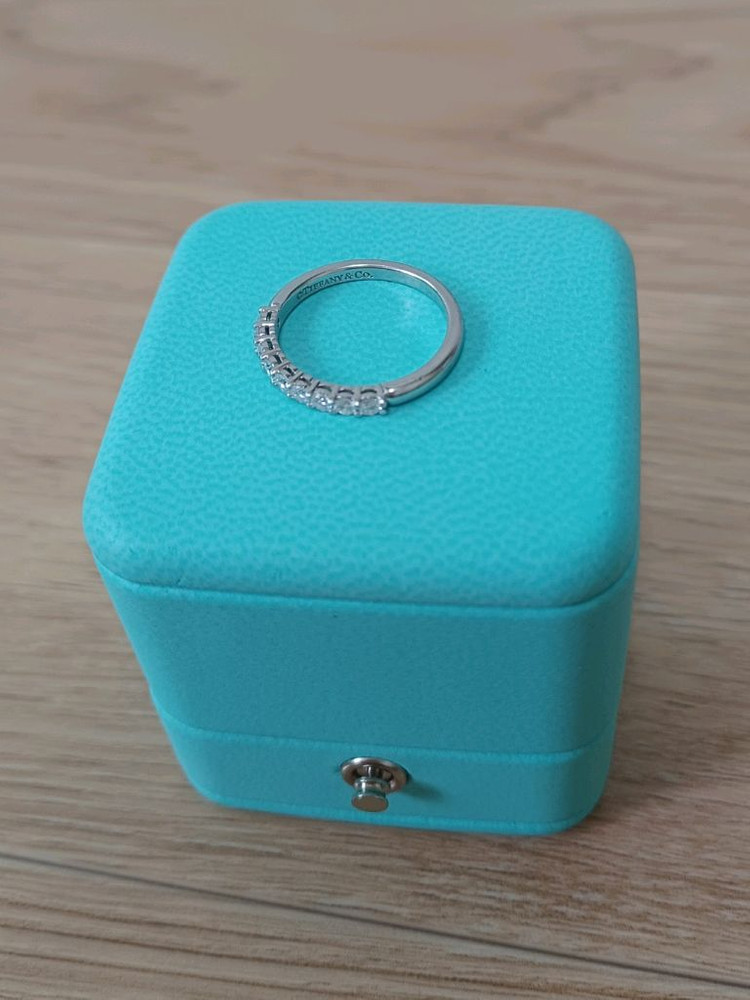 매장가665만)티파니 포에버 임브레이스 9p 하프서클 다이아 플래티늄 가드링 반지 이미지