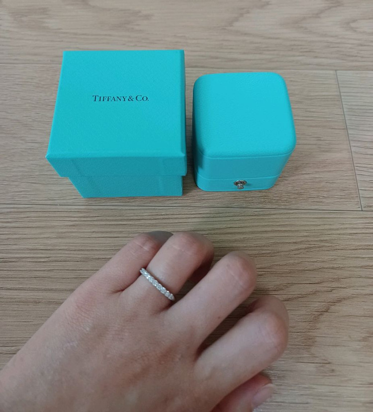 매장가665만)티파니 포에버 임브레이스 9p 하프서클 다이아 플래티늄 가드링 반지 이미지