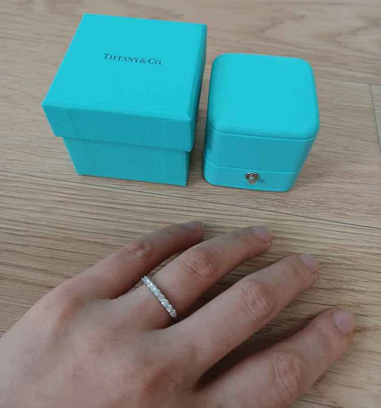 매장가665만)티파니 포에버 임브레이스 9p 하프서클 다이아 플래티늄 가드링 반지 이미지