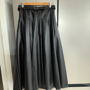 새제품 미샤 레더 스커트 66사이즈