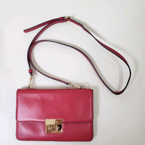 마이클코어스 쨍한 레드 가죽 크로스백