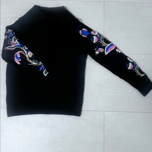 앤아더스토리즈 자수 니트 팝니다