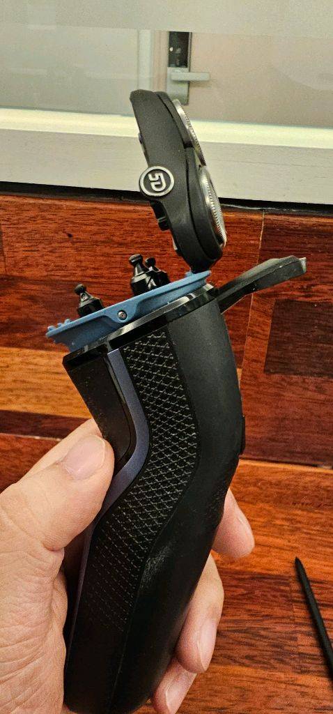 (배송비포함) 필립스 3000 시리즈 전기면도기 (뚜껑버튼만 고장)--3