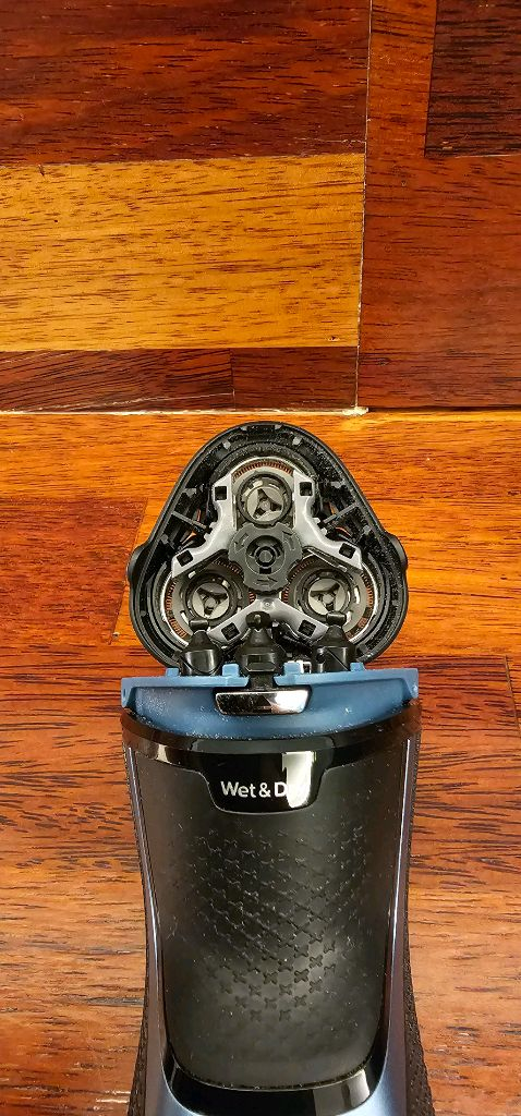 (배송비포함) 필립스 3000 시리즈 전기면도기 (뚜껑버튼만 고장)--6