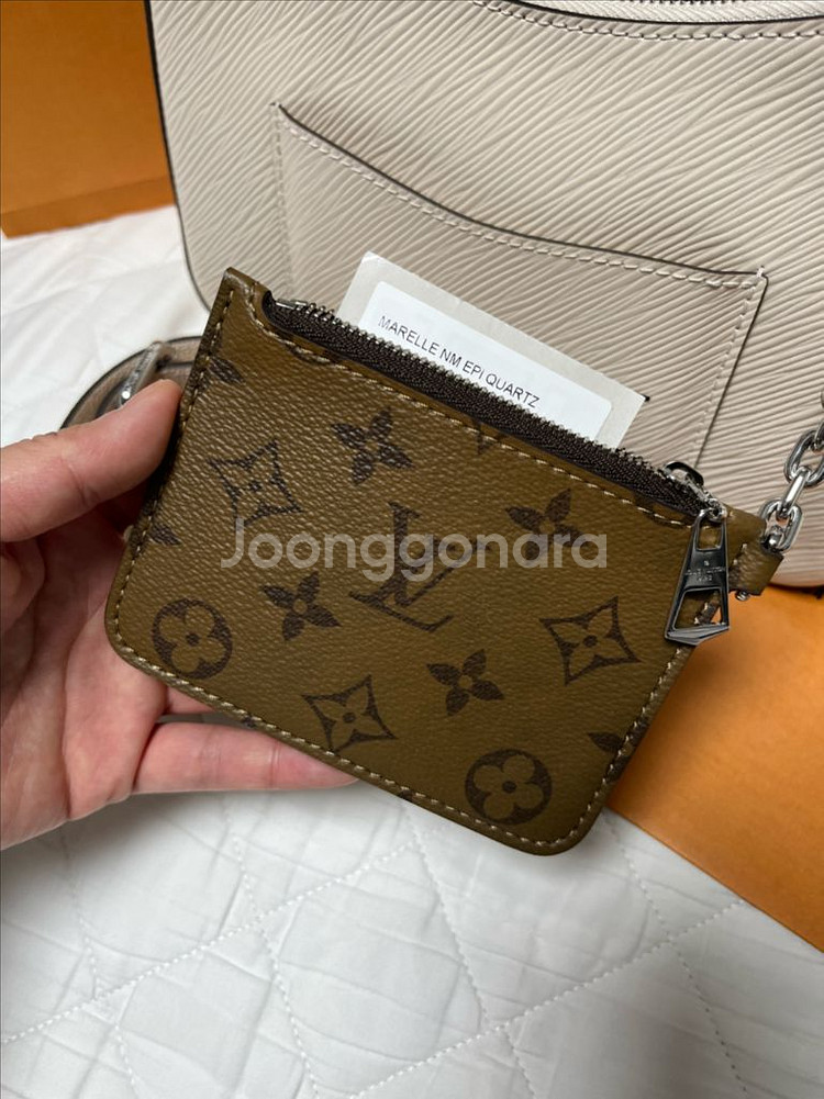 실착용없음 정품 루이비통 마렐 에피 미니백 화이트 M80688--3