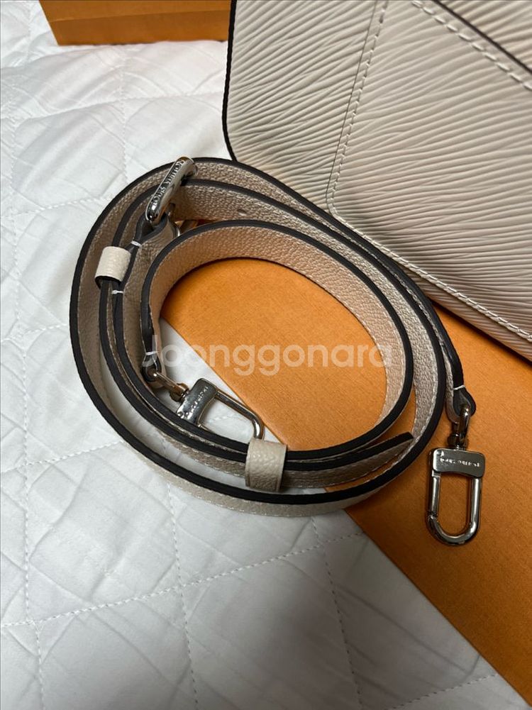 실착용없음 정품 루이비통 마렐 에피 미니백 화이트 M80688--4