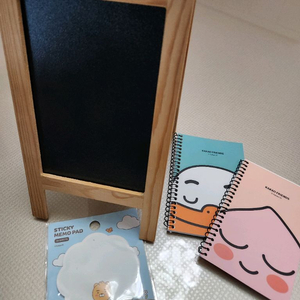 미니 나무 칠판 이젤 + 카카오프렌즈 수첩 2개. 포스트잇 모두 일괄