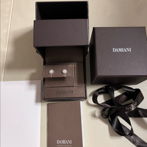 다미아니 마르게리타 화이트골드 8mm 귀걸이 판매합니다.