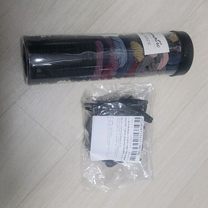 다양한 색상의 헤어끈 세트입니다~ 플라스틱 통에 담겨 있고, 검정색 헤어끈도 추가로 들어있어요! 머리핀도 있습니다 이미지