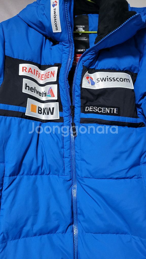 데상트 아우디 롱패딩 M사이즈, 파란색입니다 새것처럼 상태 좋아요.- 충전재는 오리털 80%와 깃털 20%--1