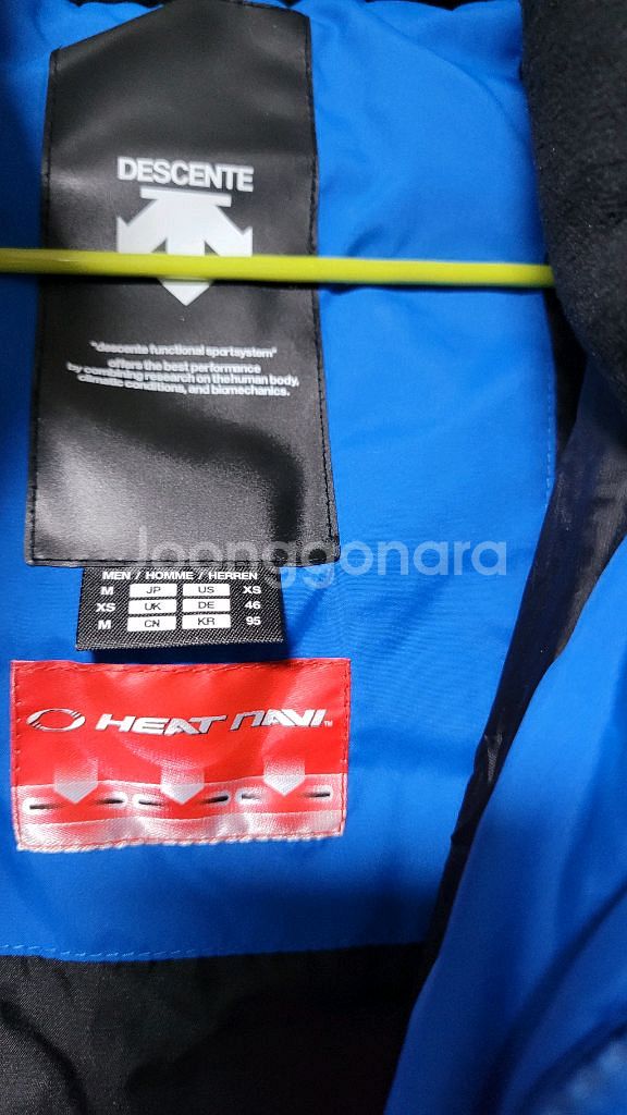 데상트 아우디 롱패딩 M사이즈, 파란색입니다 새것처럼 상태 좋아요.- 충전재는 오리털 80%와 깃털 20%--5