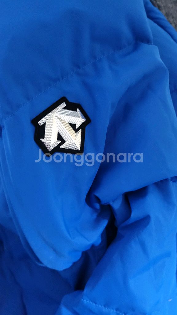 데상트 아우디 롱패딩 M사이즈, 파란색입니다 새것처럼 상태 좋아요.- 충전재는 오리털 80%와 깃털 20%--7
