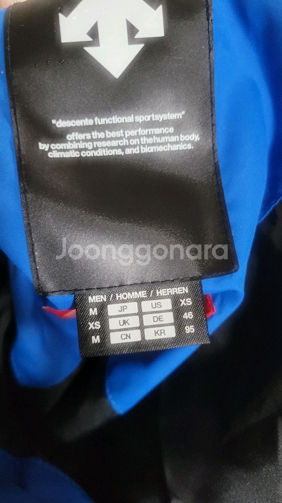 데상트 아우디 롱패딩 M사이즈, 파란색입니다 새것처럼 상태 좋아요.- 충전재는 오리털 80%와 깃털 20%--8