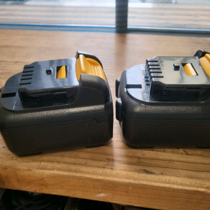 디월트 12v 베터리 케이스 2개 이미지