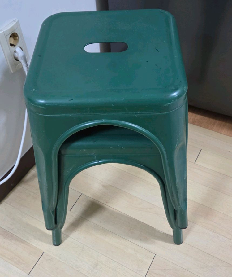 공릉동)업소용 철제의자 2개 일괄 직거래만--1