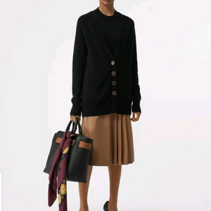 (새상품) 버버리 로고버튼 캐시미어 가디건